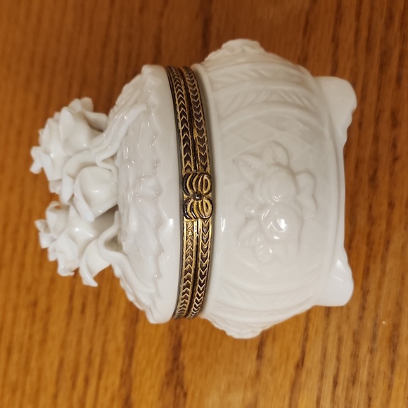 Fine China trinket box I'm cream with gold. Attached lid. - Picture 2 of 9